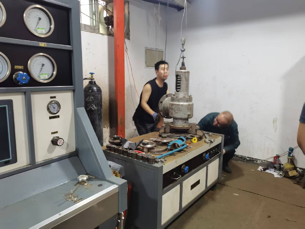 開(kāi)盛供熱公司開(kāi)展安全閥校驗(yàn)工作